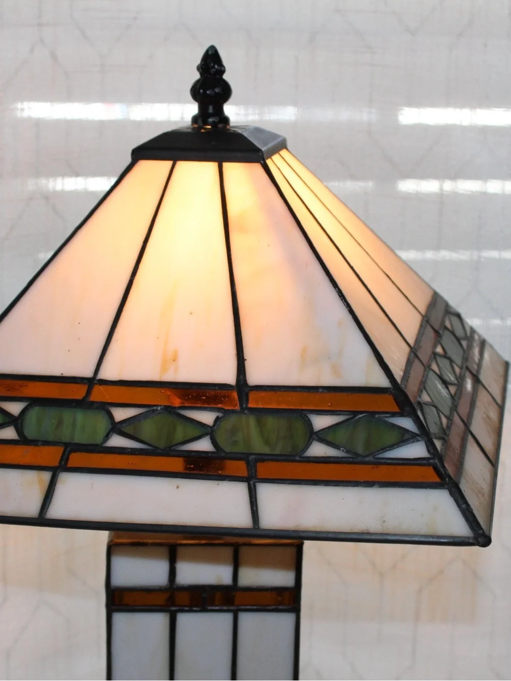 Tiffany-style Stained Glass Table Lamp in White, Green & Amber - Picture 4 of 10